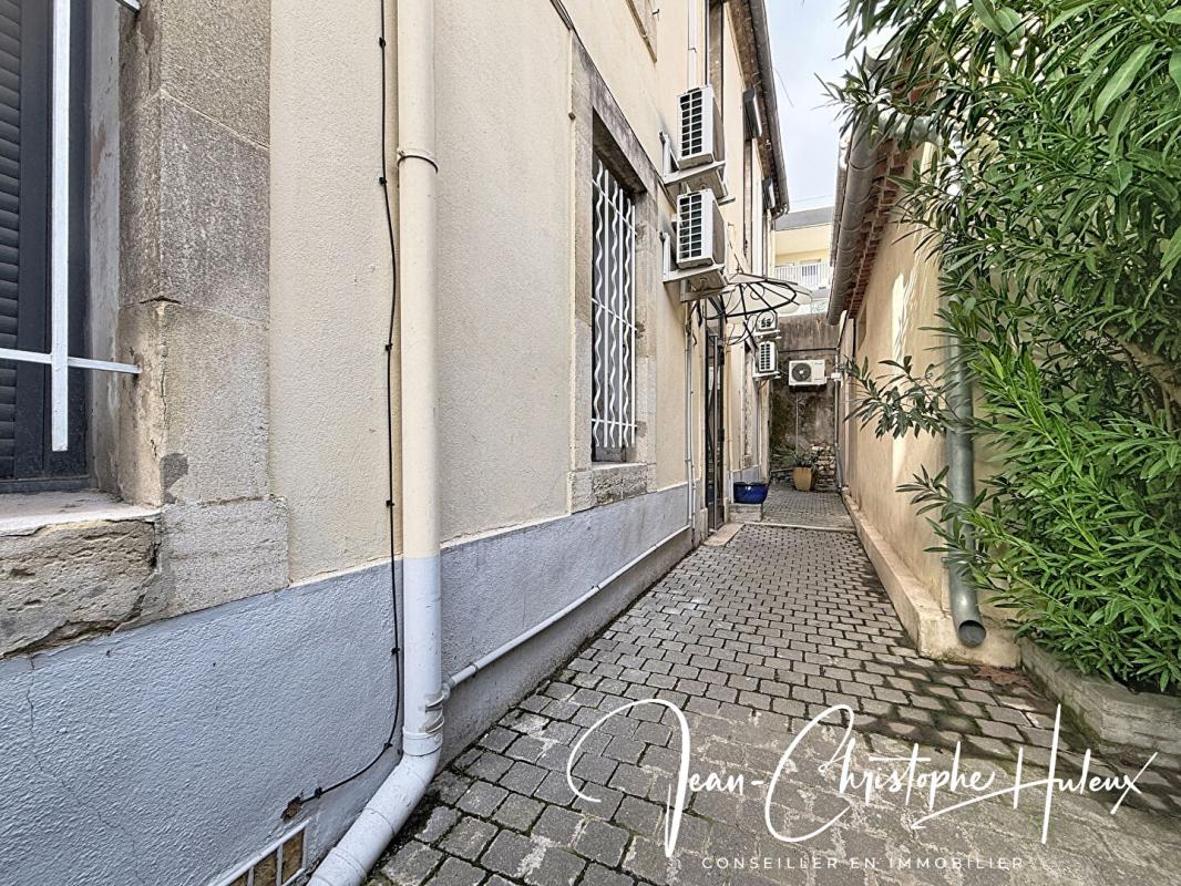 NIMES 30000 NIMES Immeuble de 3 Appartements loués 11