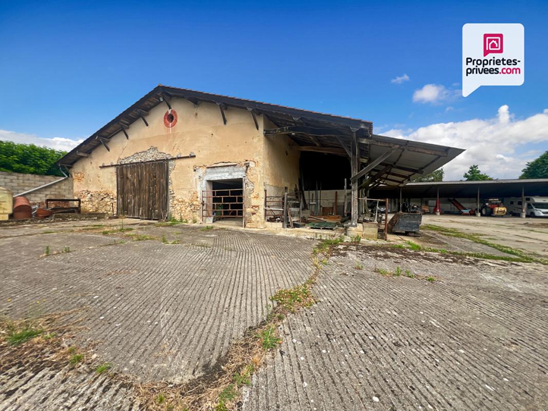 AILLAS Ancienne ferme avec grange réhabilitable en habitation - 2 hangars - 18 hectares 1