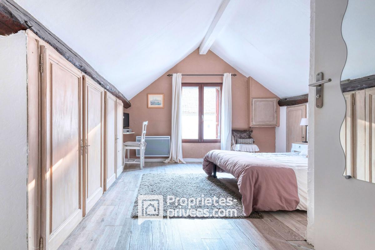 LIMOURS Corps de ferme rénové et sa partie indépendante 17