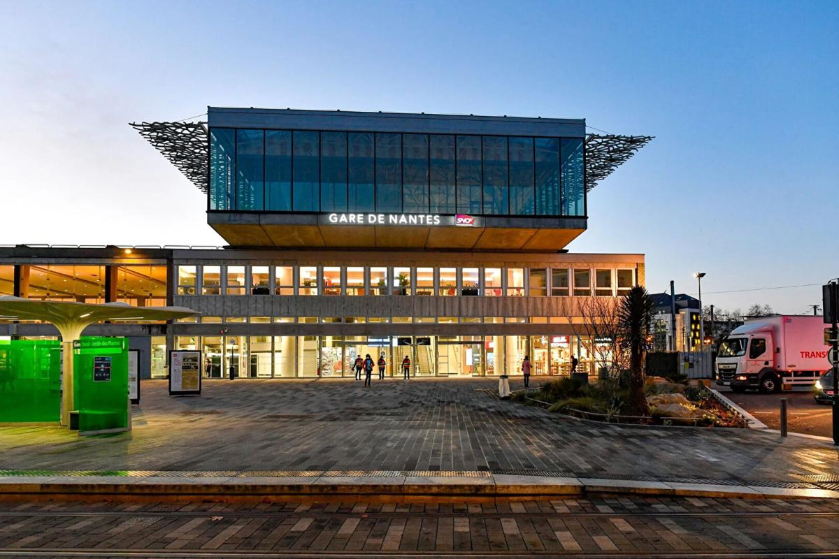 NANTES NANTES gare - MURS COMMERCIAUX LIBRES,  LOCAL 145 m² + 65m² 8