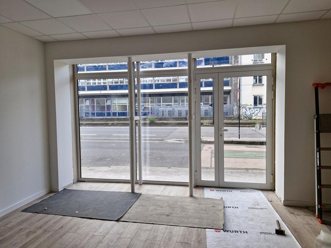 NANTES NANTES gare - MURS COMMERCIAUX LIBRES,  LOCAL 145 m² + 65m² 9