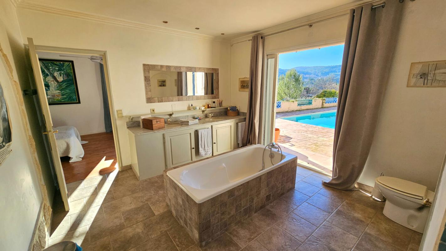 FIGANIERES Villa de plus de 200 m2 avec 3 gîtes indépendants 8