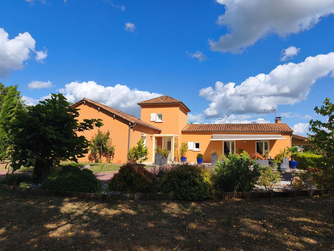 SARLIAC-SUR-L'ISLE Confortable maison contemporaine au calme, 4 chambres, séjour double avec cheminée, beau parc paysagé 2