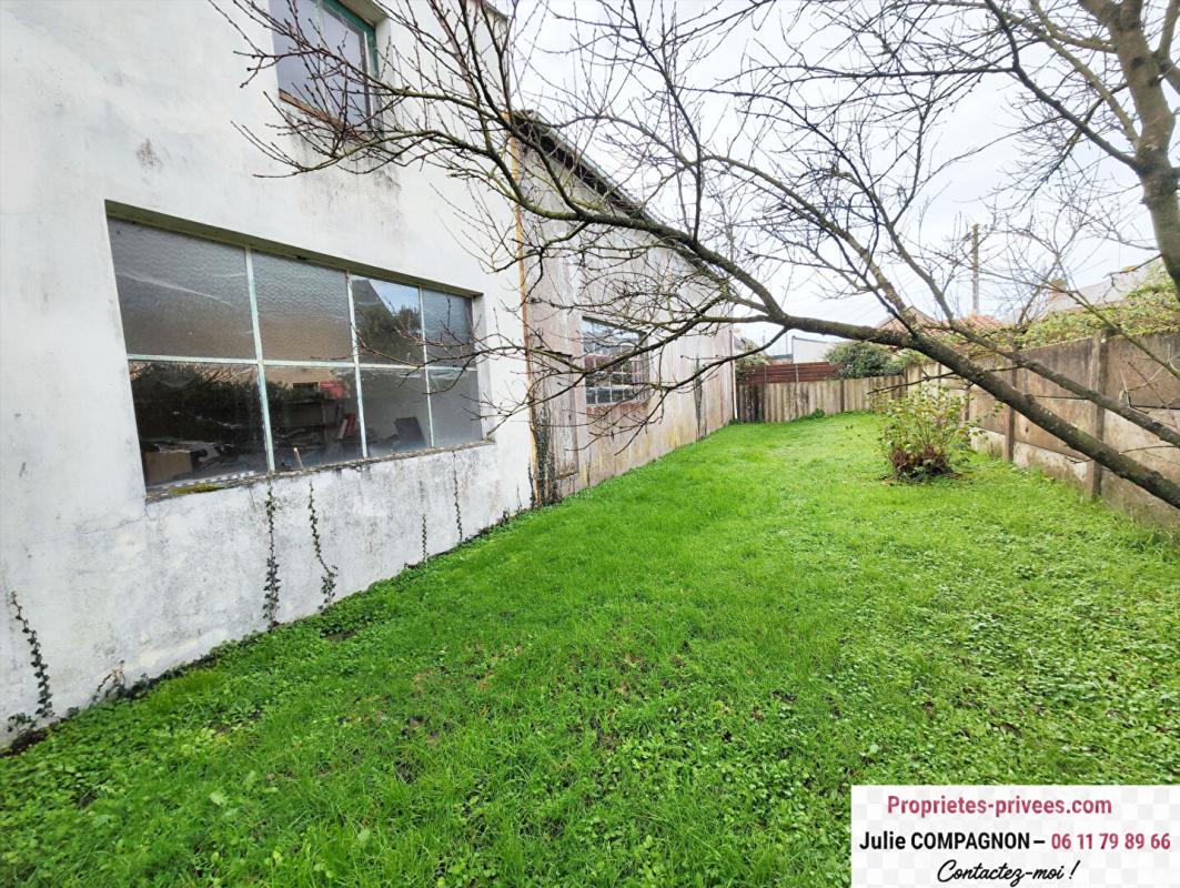 VARADES Terrain avec grand atelier 400 m² bureau, garage et grenier 11