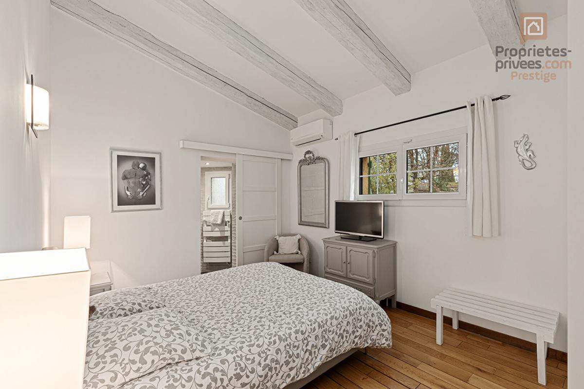 SAINT-PAUL-EN-FORET Superbe propriété de charme à Saint-Paul-en-Forêt avec dépendance et prestations haut de gamme 12