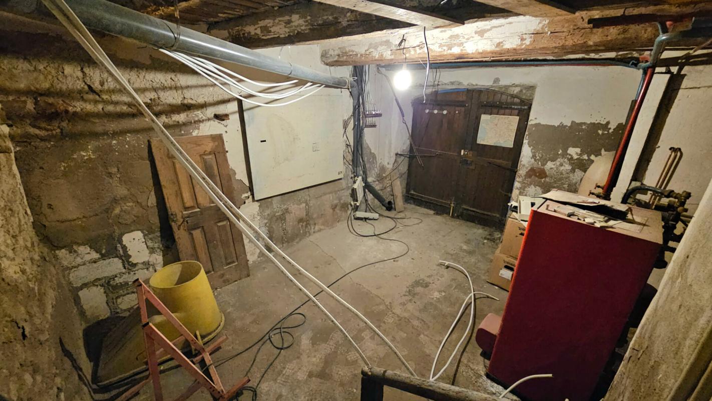 CLAVIERS Maison de village en cours de rénovation 12