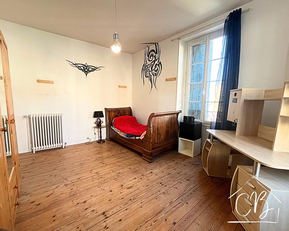 AIGRE Aigre 16140 - En centre-ville - Maison de caractère avec jardin, garage et fort potentiel 6