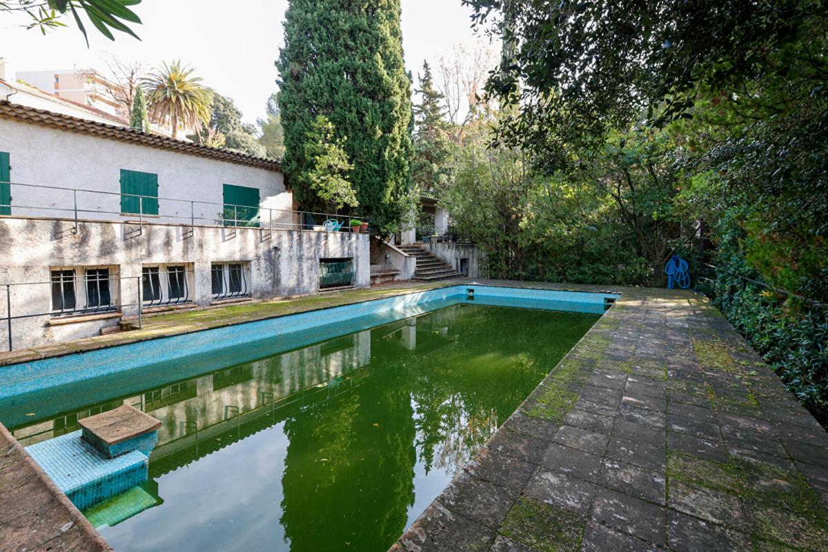 LE CANNET Villa Le Cannet 9 pièce(s) 446 m2 piscine 10