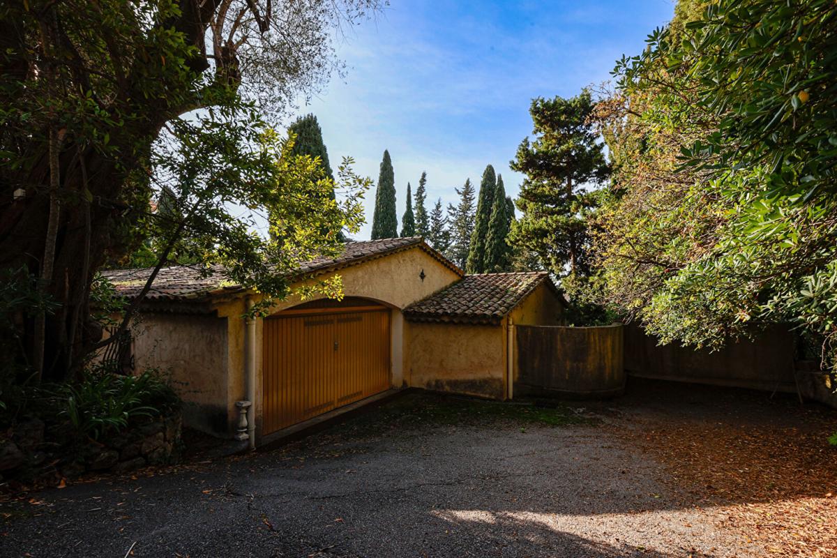 LE CANNET Villa Le Cannet 9 pièce(s) 446 m2 piscine 14