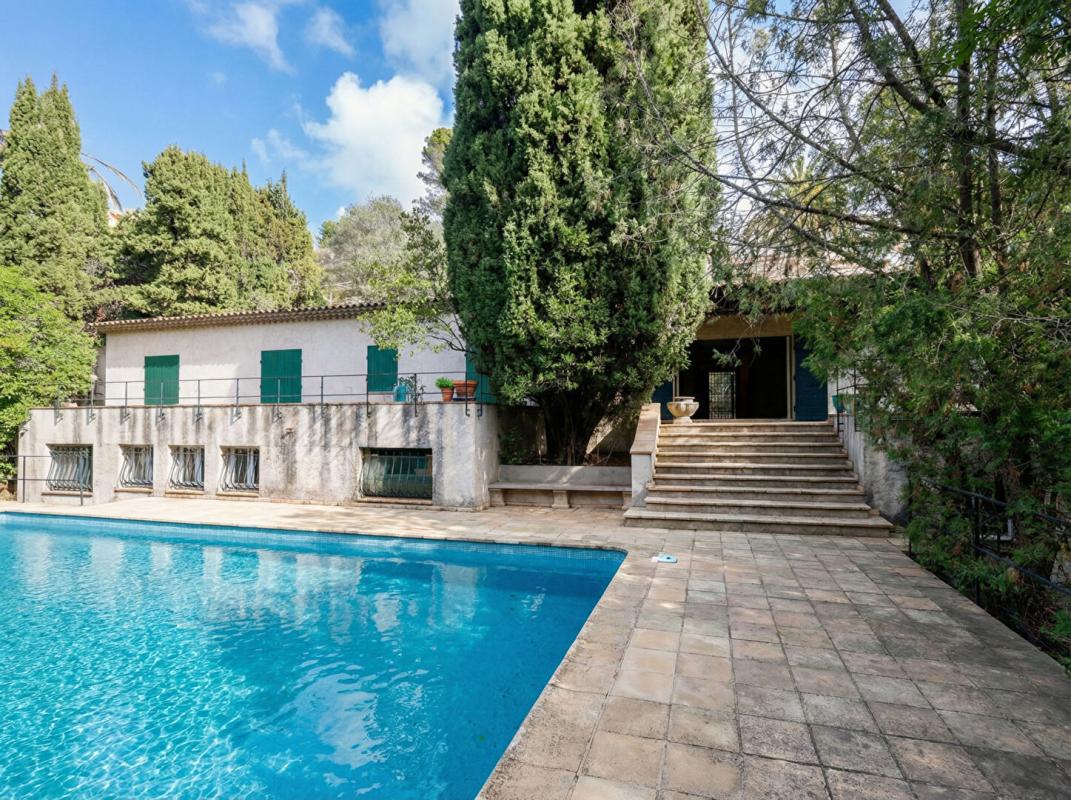 LE CANNET Villa Le Cannet 9 pièce(s) 446 m2 piscine 9