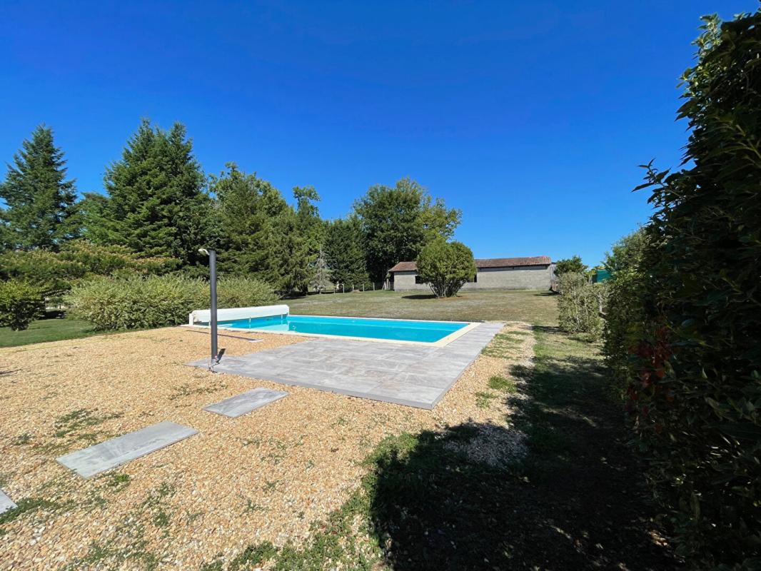 CHAMPAGNAC-DE-BELAIR Maison  avec piscine 10