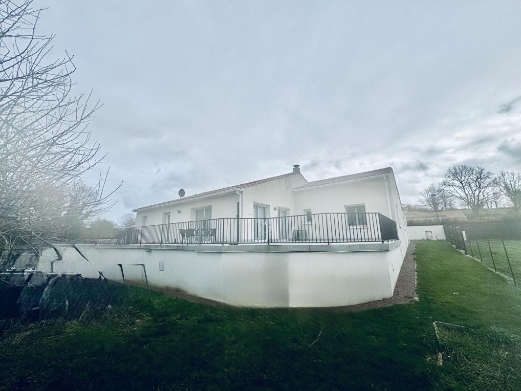 MORTAGNE-SUR-SEVRE Belle Maison de Plain-Pied 8 Pièces sur Mortagne-sur-Sèvre 12