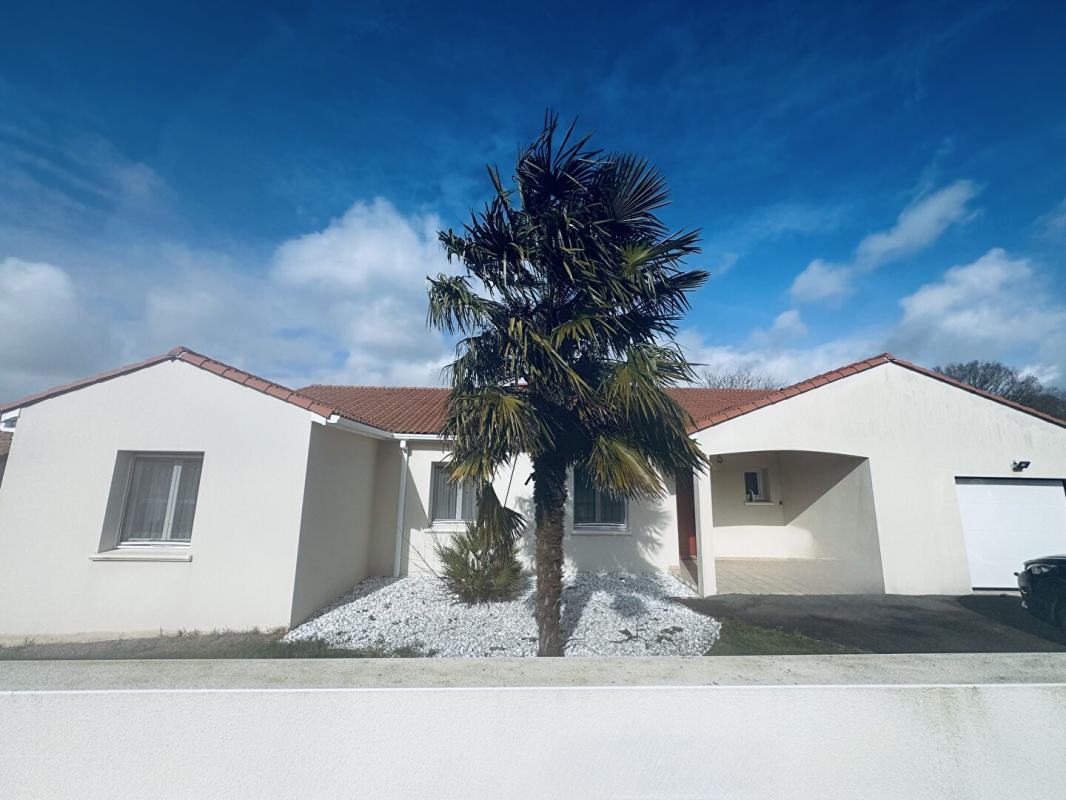 MORTAGNE-SUR-SEVRE Belle Maison de Plain-Pied 8 Pièces sur Mortagne-sur-Sèvre 2