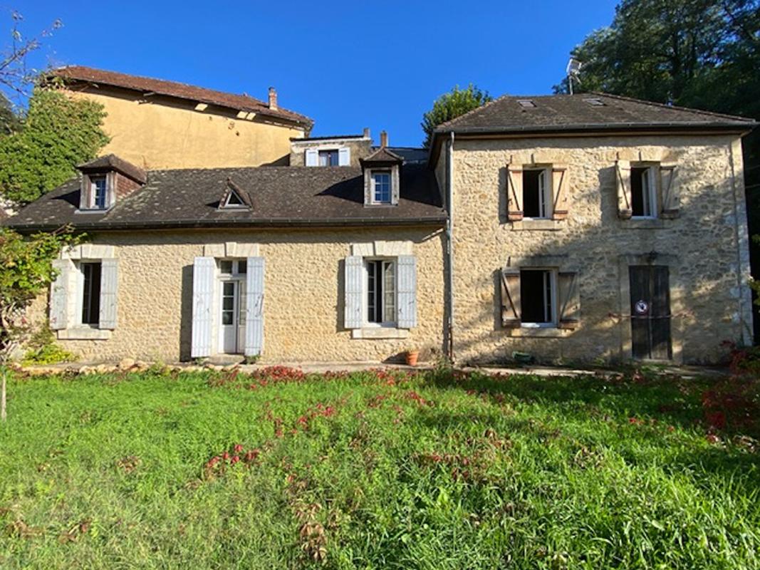 SARLAT-LA-CANEDA Maison de ville en pierre 17