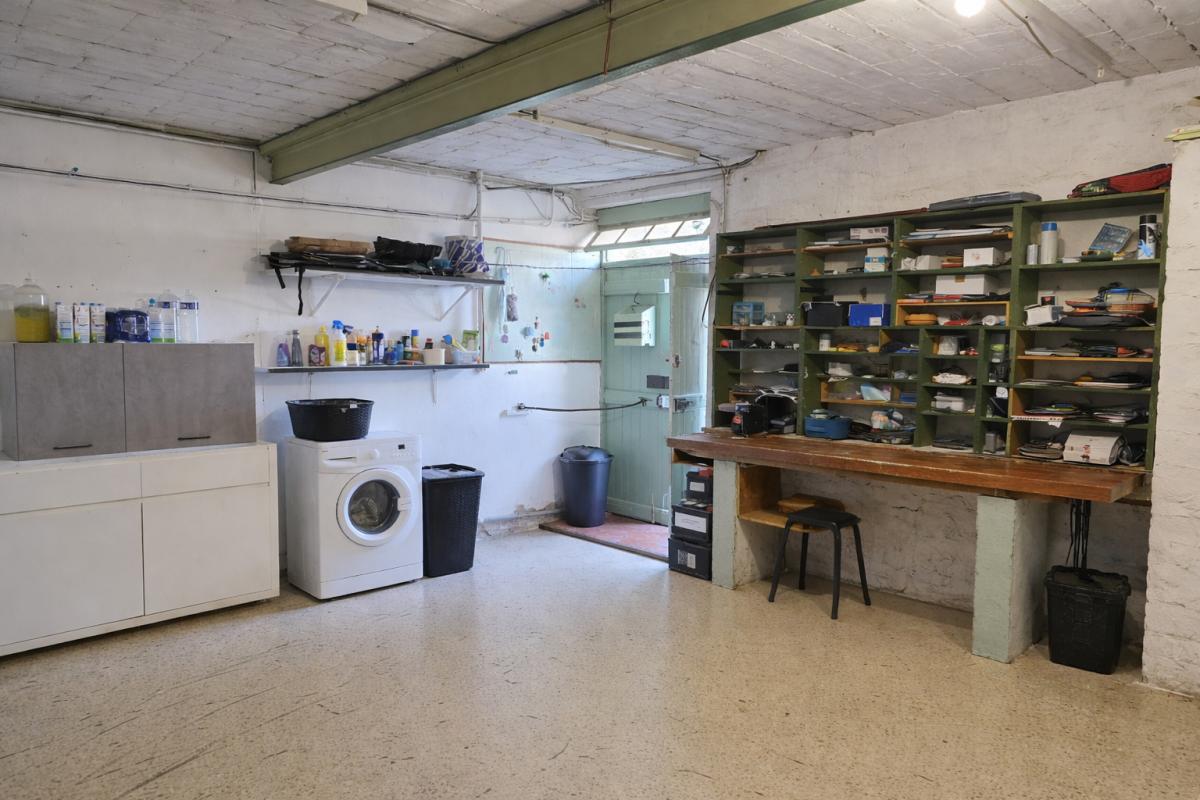 LE MUY Maison d'environ 200 m² - Gros potentiel investisseurs ou grande famille 11