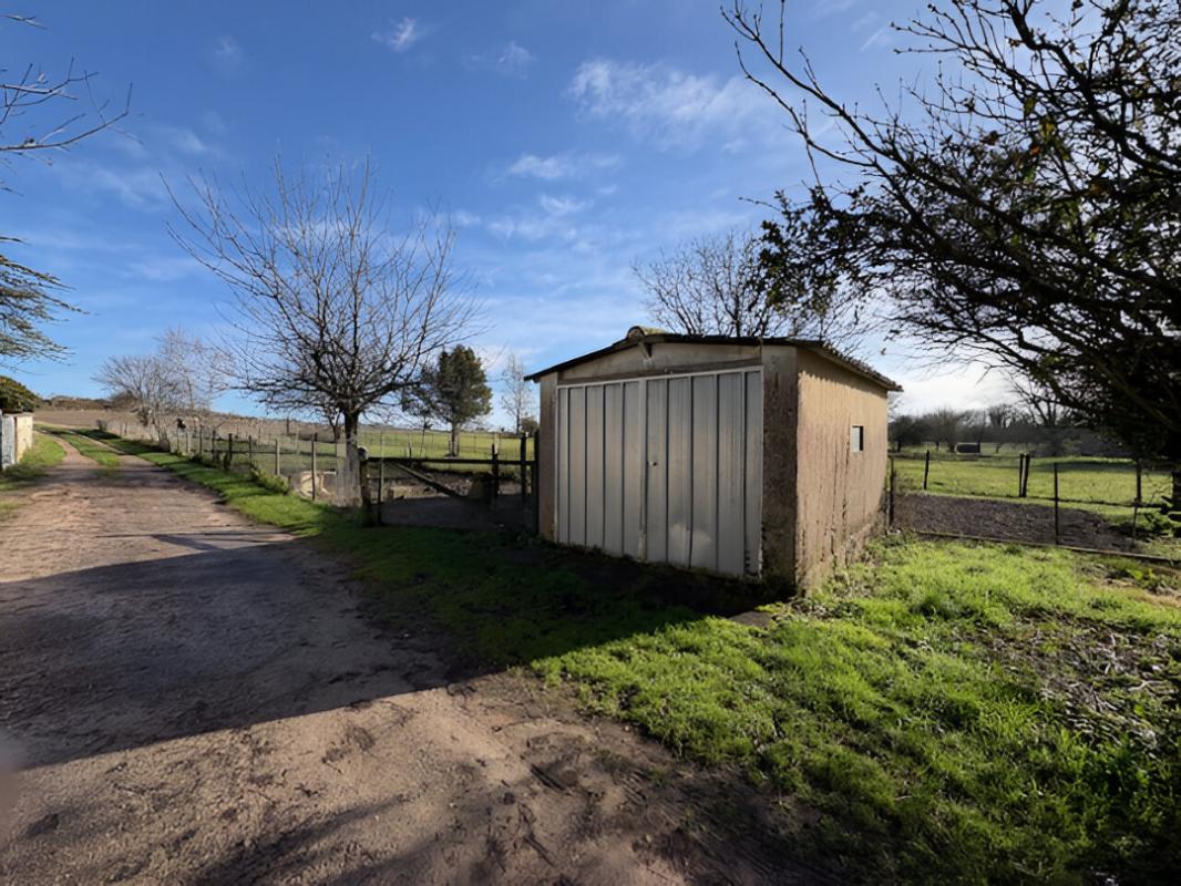 SAINT-LAURENT-DE-COGNAC Terrain non constructible avec garage et atelier 730 m2 St Laurent de Cognac 1