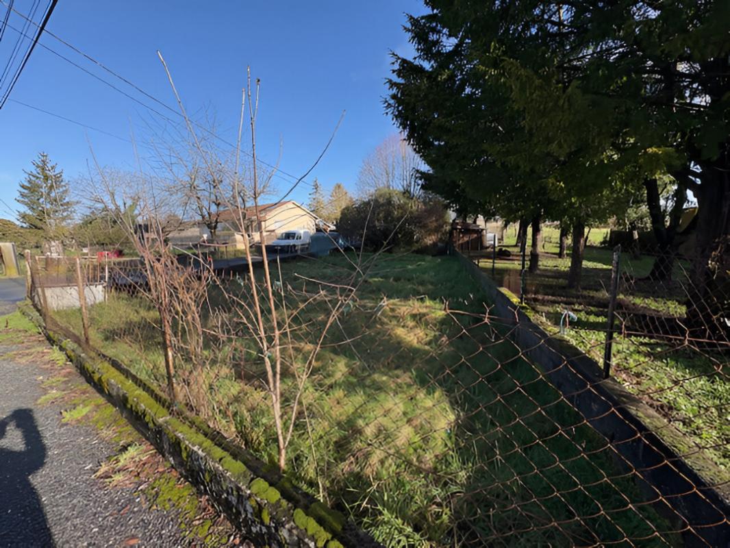 SAINT-LAURENT-DE-COGNAC Terrain non constructible avec garage et atelier 730 m2 St Laurent de Cognac 2