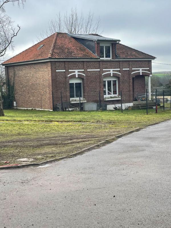 MOREUIL Ensemble immobilier exceptionnel pour investisseurs ou bailleurs sociaux .Terrain 7159m2 Surface hab:1883m2 17