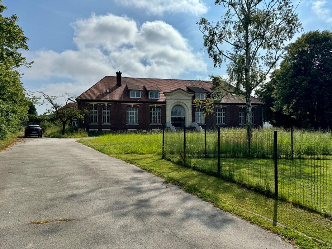 MOREUIL Ensemble  immobilier exceptionnel  pour investisseurs  ou bailleurs sociaux .Terrain  7159m2 Surface hab:1883m2 5