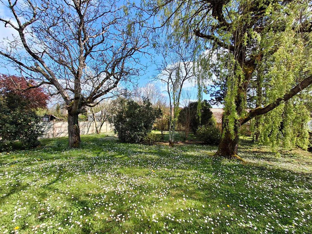 PUGNAC Maison composée de 2 logements + garage de 83 m² + dépendance 18