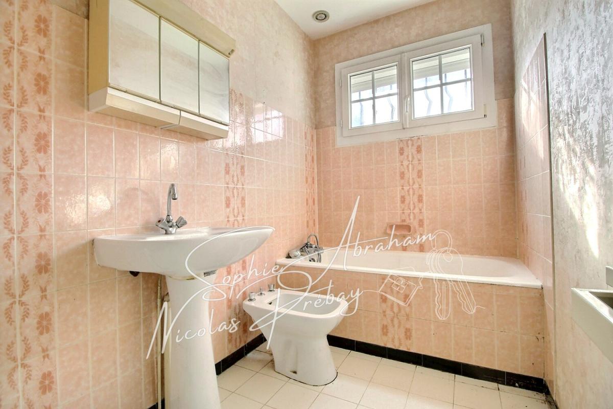 BAZOCHES-LES-GALLERANDES Ensemble immobilier composé de deux habitations avec sous-sol et terrain 9