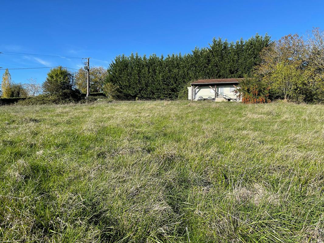 BUSSAC Superbe terrain constructible avec vue, viabilisé, à 17 km du centre de Périgueux 2