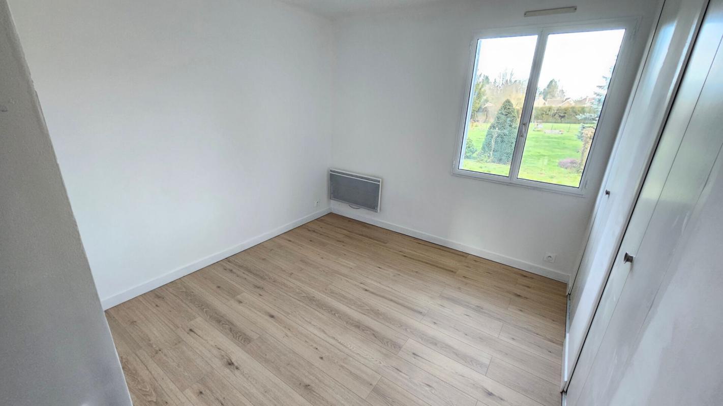 HOUDAN Houdan 8 mn / Proche Gambais / Maison plain-pied 3/4 chambres 14