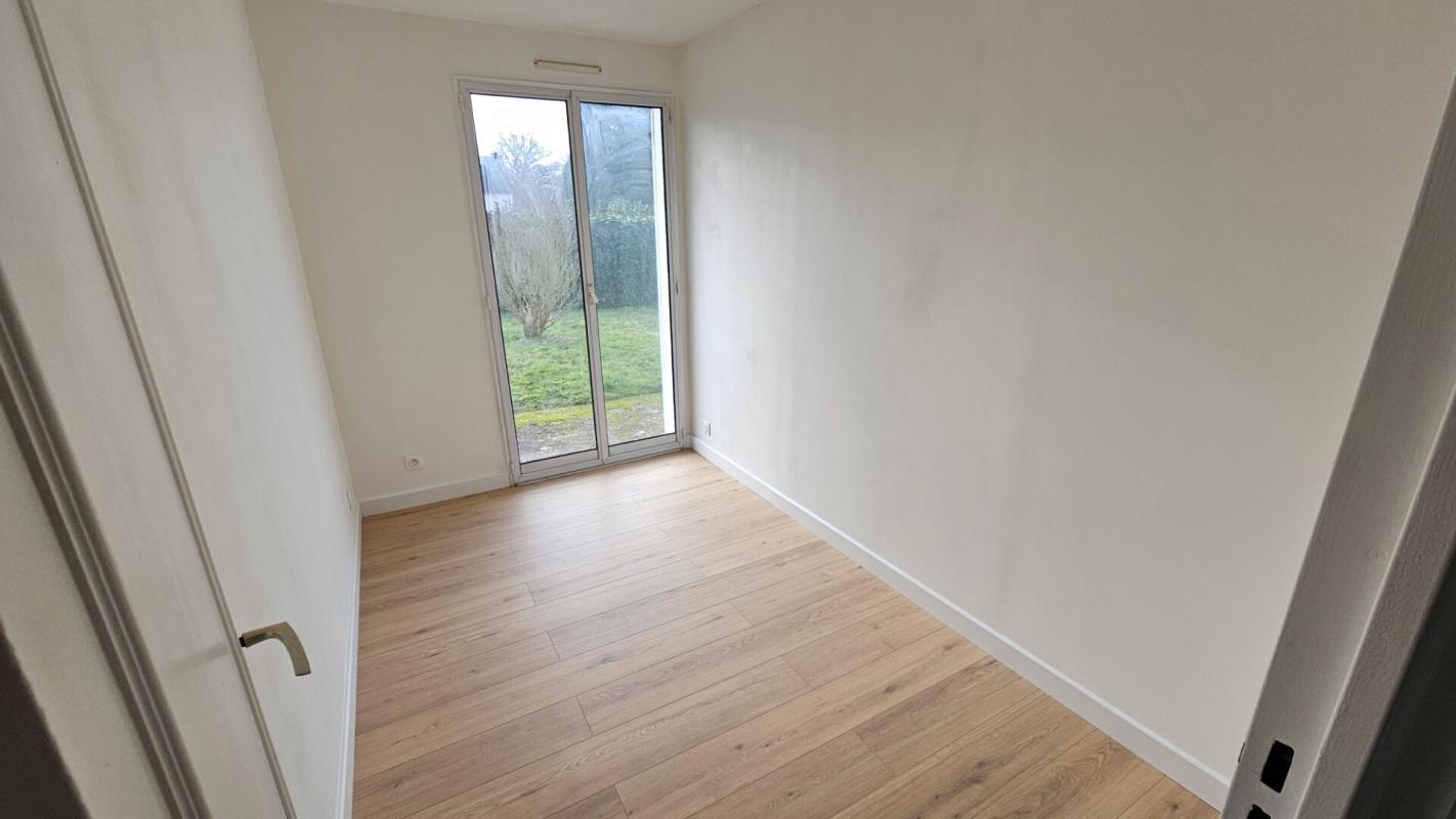 HOUDAN Houdan 8 mn / Proche Gambais / Maison plain-pied 3/4 chambres 15