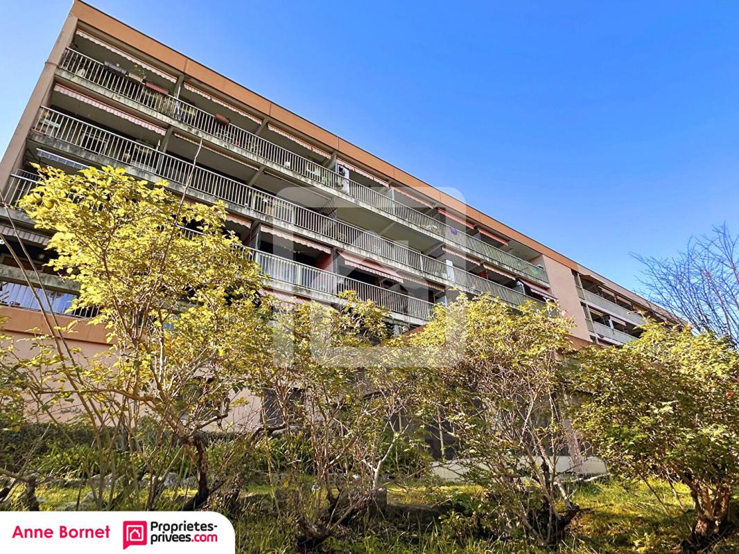 PEYMEINADE Studio 24 m2, terrasse, parc de 4 hectares, parkings 11