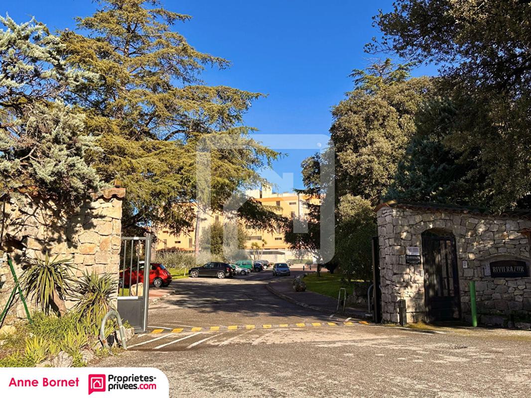 PEYMEINADE Studio 24 m2, terrasse, parc de 4 hectares, parkings 12