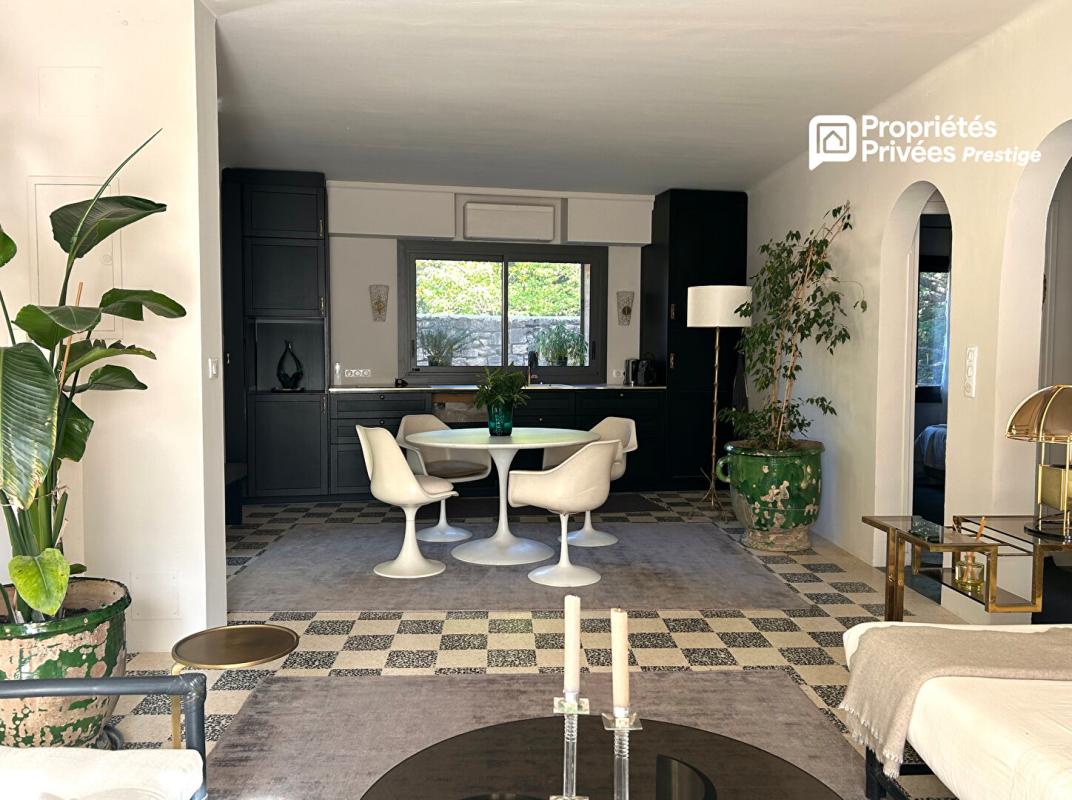 UZES UZES à 9 minutes Propriété superbement restaurée, élégants espaces de vie, 5 chambres, maison d'invités, jardin avec piscine, village tous commerces 16