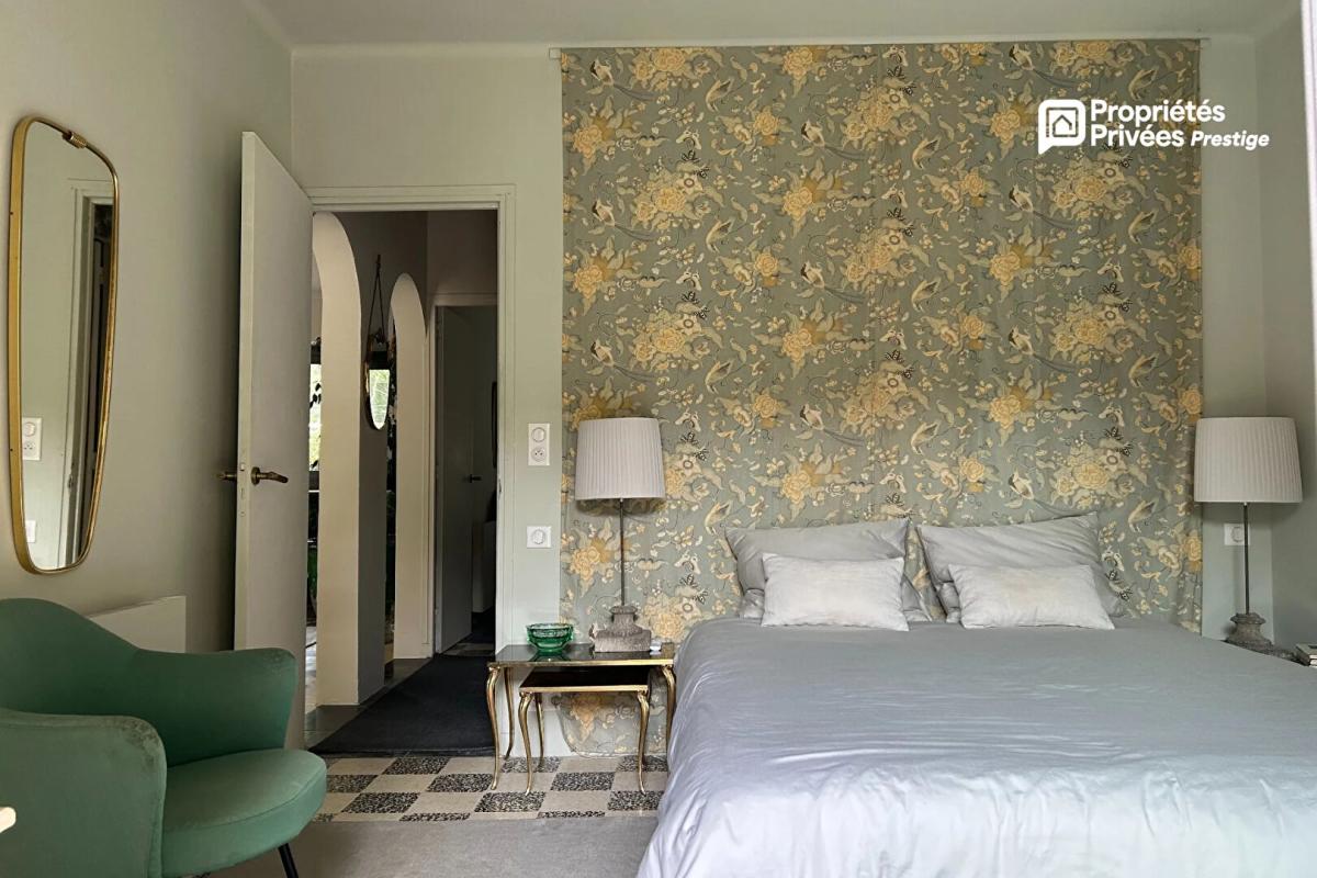 UZES UZES à 9 minutes Propriété superbement restaurée, élégants espaces de vie, 5 chambres, maison d'invités, jardin avec piscine, village tous commerces 17