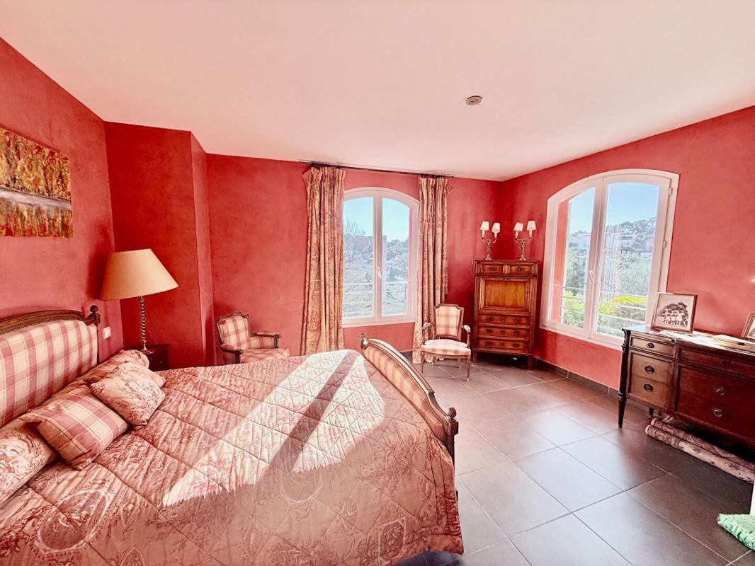 LA SEYNE-SUR-MER Villa d'architecte T6 de 180 m2 sur 1100 m² avec piscine et garage 8