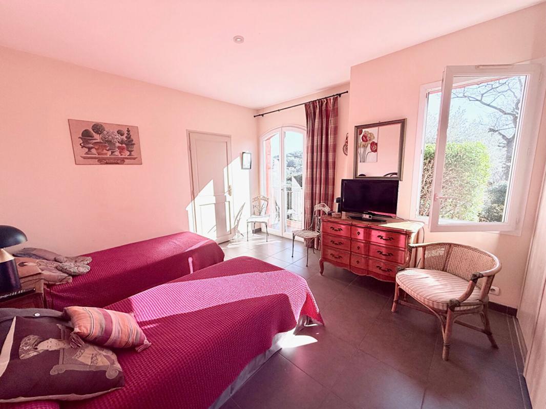 LA SEYNE-SUR-MER Villa d'architecte T6 de 180 m2 sur 1100 m² avec piscine et garage 9