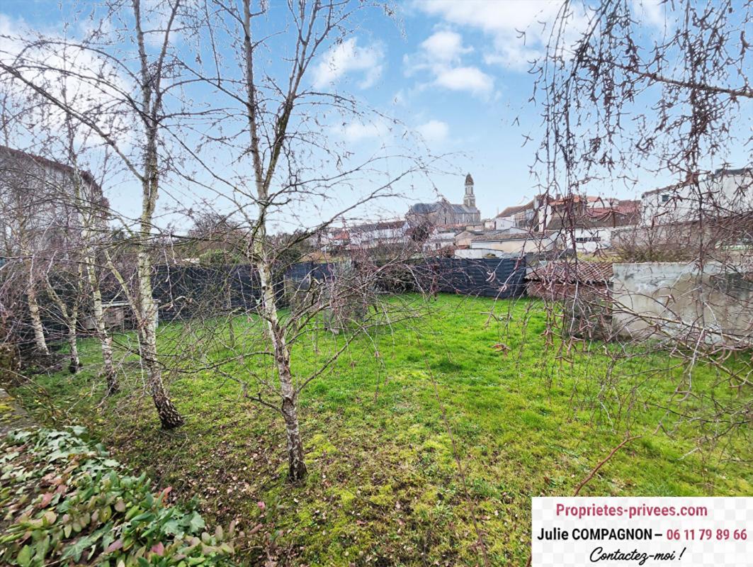 CHAUDRON-EN-MAUGES Maison 184 m² env.- 5 chambres -2 garages - abris et jardin 15