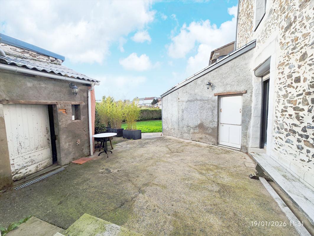 CHAUDRON-EN-MAUGES Maison 184 m² env.- 5 chambres -2 garages - abris et jardin 16