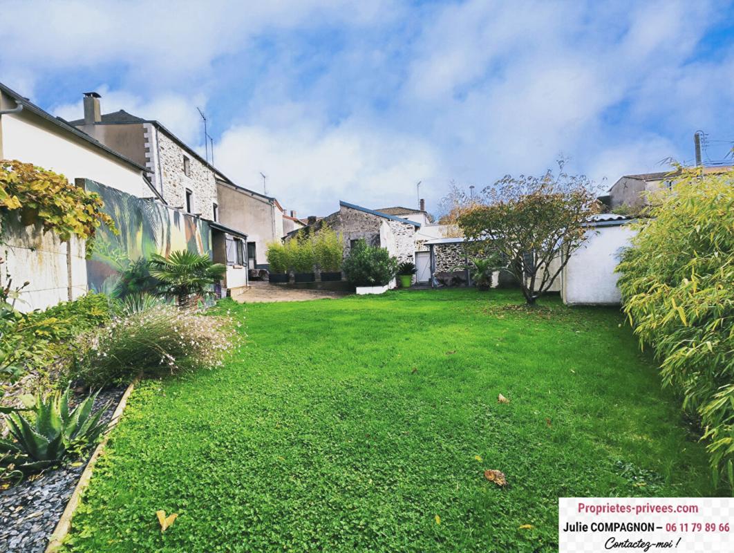 CHAUDRON-EN-MAUGES Maison 184 m² env.- 5 chambres -2 garages - abris et jardin 18