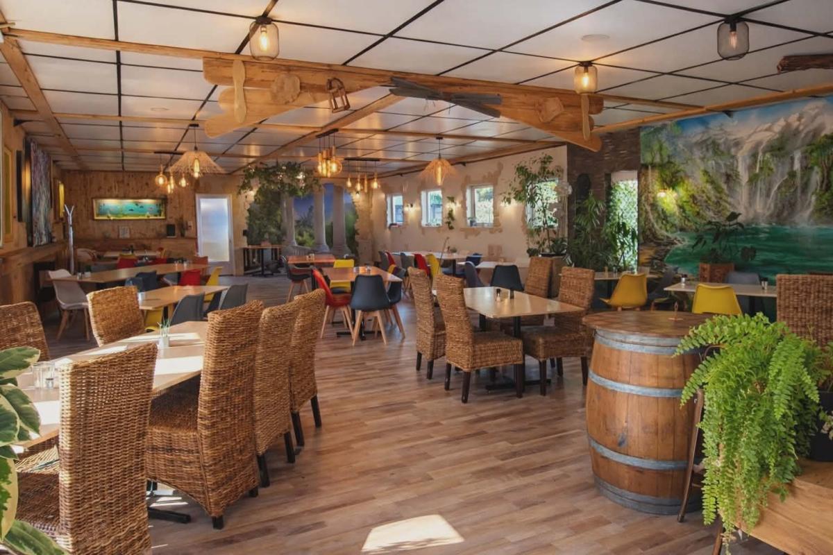 SAUMUR SAINT MARTIN DE LA PLACE - MURS COMMERCIAUX LIBRES 272 m2 1