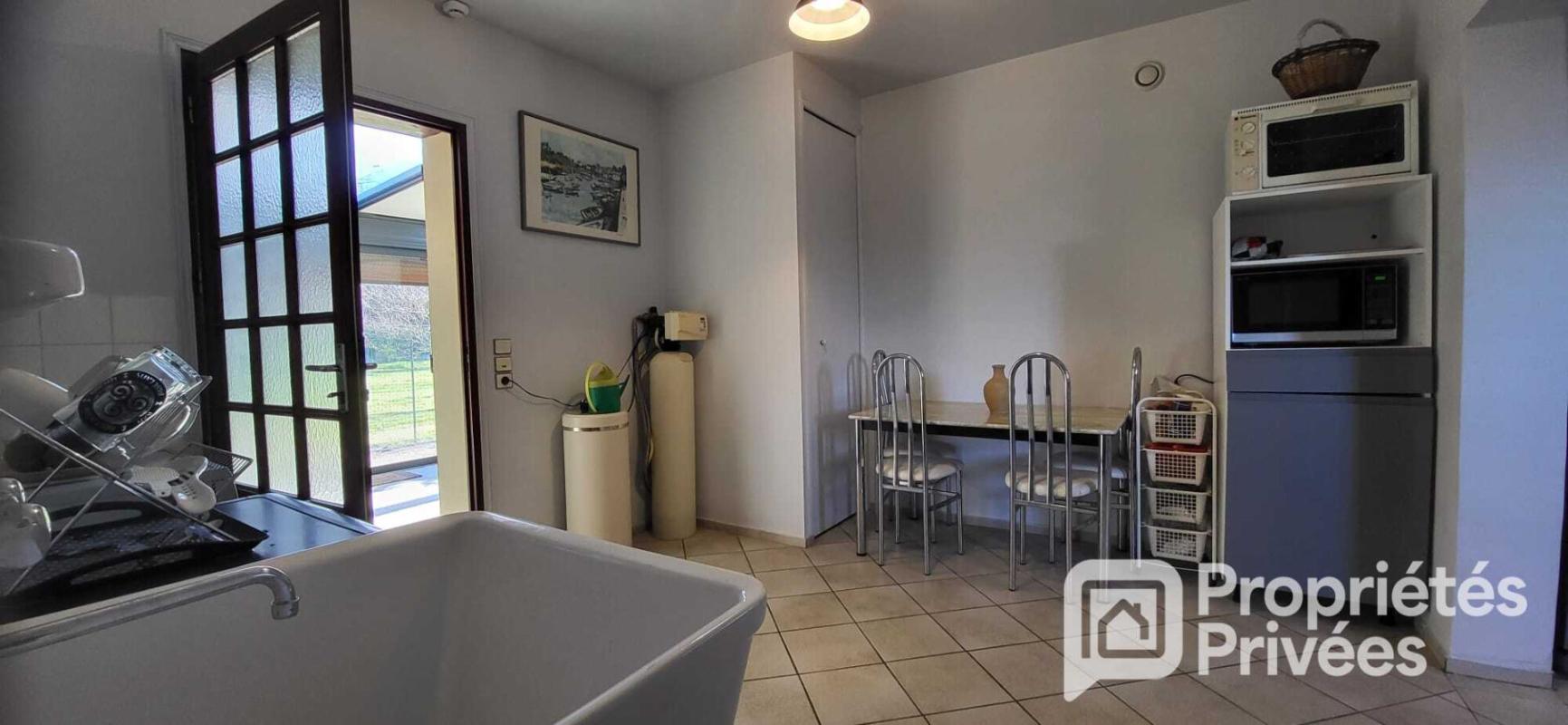 VERNEUIL-SUR-AVRE Grande maison traditionnelle et dépendances 13