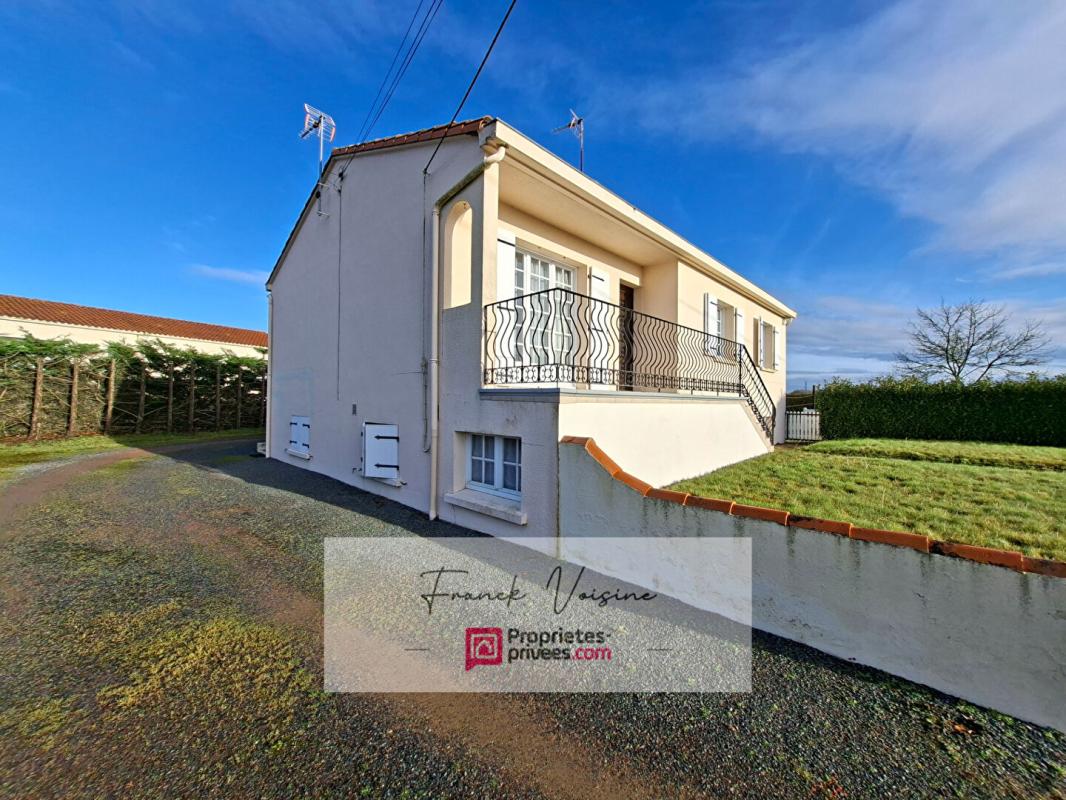 SAINT-PAUL-EN-PAREDS A VENDRE à Saint Paul en Pareds, maison de 137 m2 avec 2 chambres et 1 studio en sous-sol sur une parcelle de 848 m2 env 13