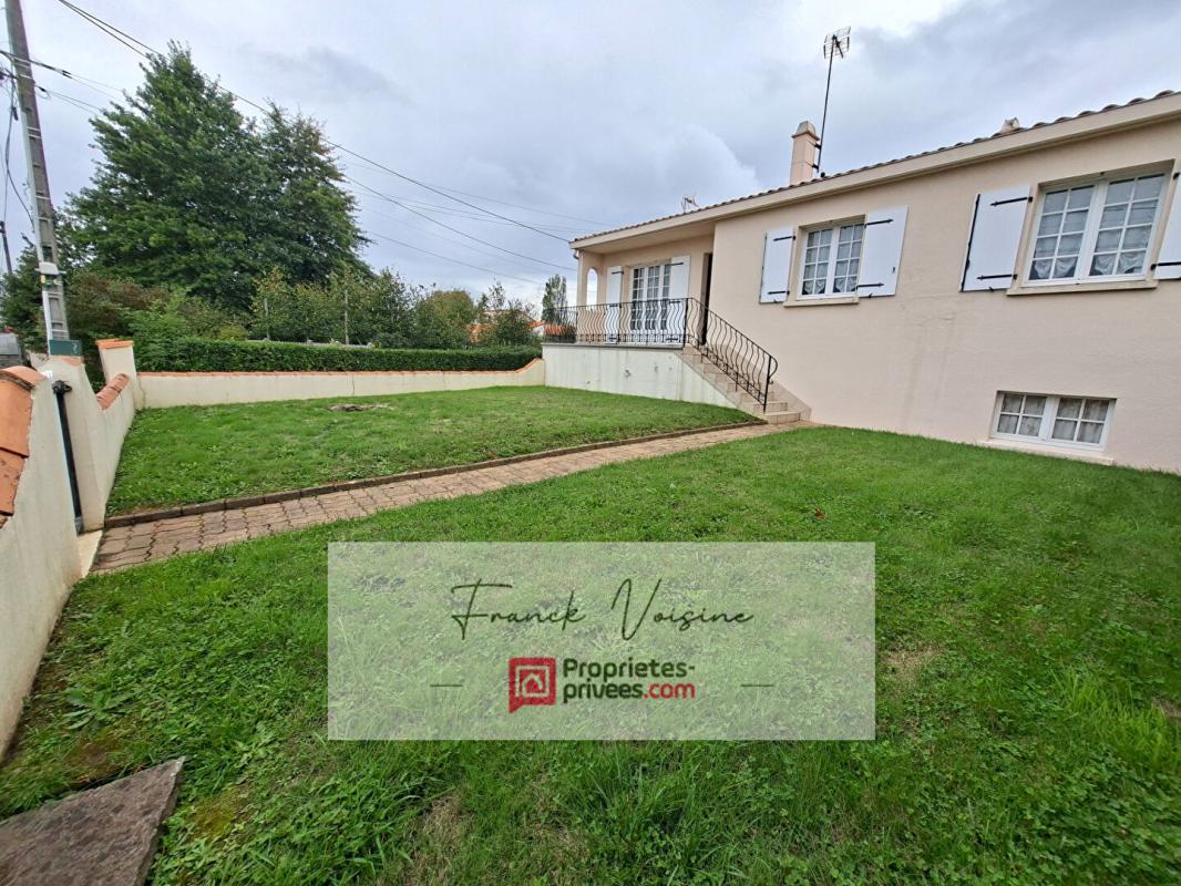 SAINT-PAUL-EN-PAREDS A VENDRE à Saint Paul en Pareds, maison de 137 m2 avec 2 chambres et 1 studio en sous-sol sur une parcelle de 848 m2 env 16