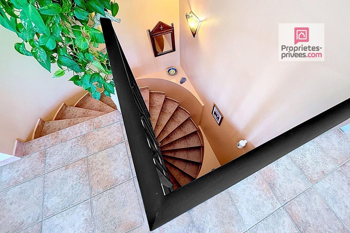 LOURMARIN Superbe T2-3 avec terrasse et parking en sous-sol 11