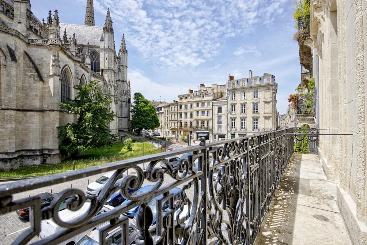 BORDEAUX T2 lumineux 59 m² ? Vue Église Saint-Michel ? Bordeaux centre historique 1