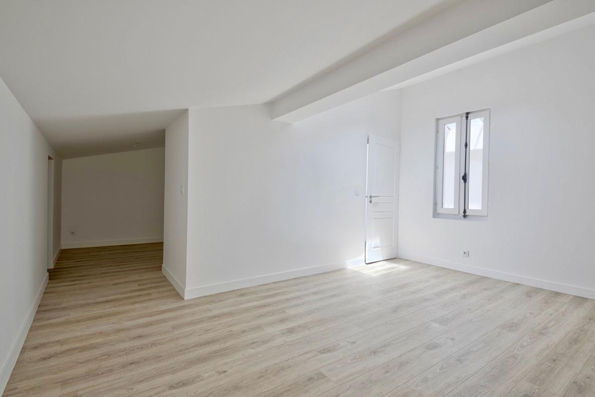 BORDEAUX T2 lumineux 59 m² ? Vue Église Saint-Michel ? Bordeaux centre historique 2