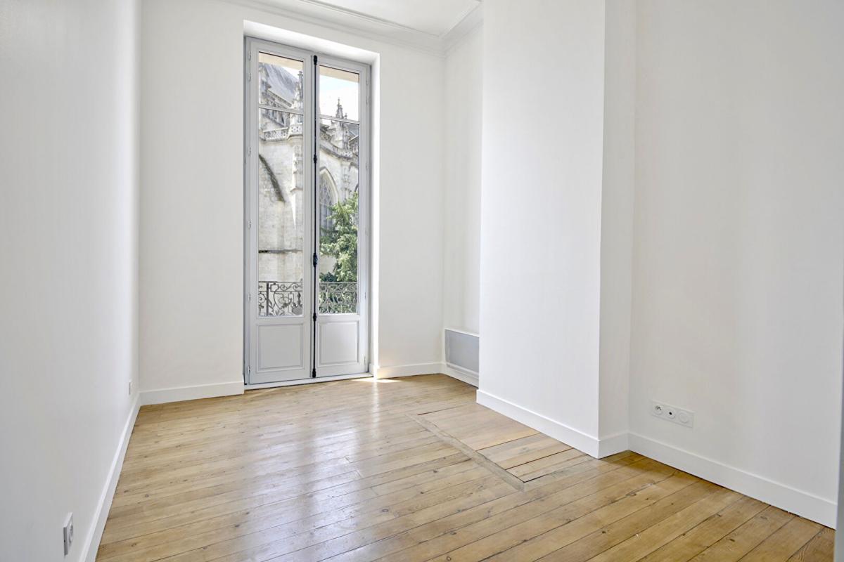 BORDEAUX T2 lumineux 59 m² ? Vue Église Saint-Michel ? Bordeaux centre historique 4