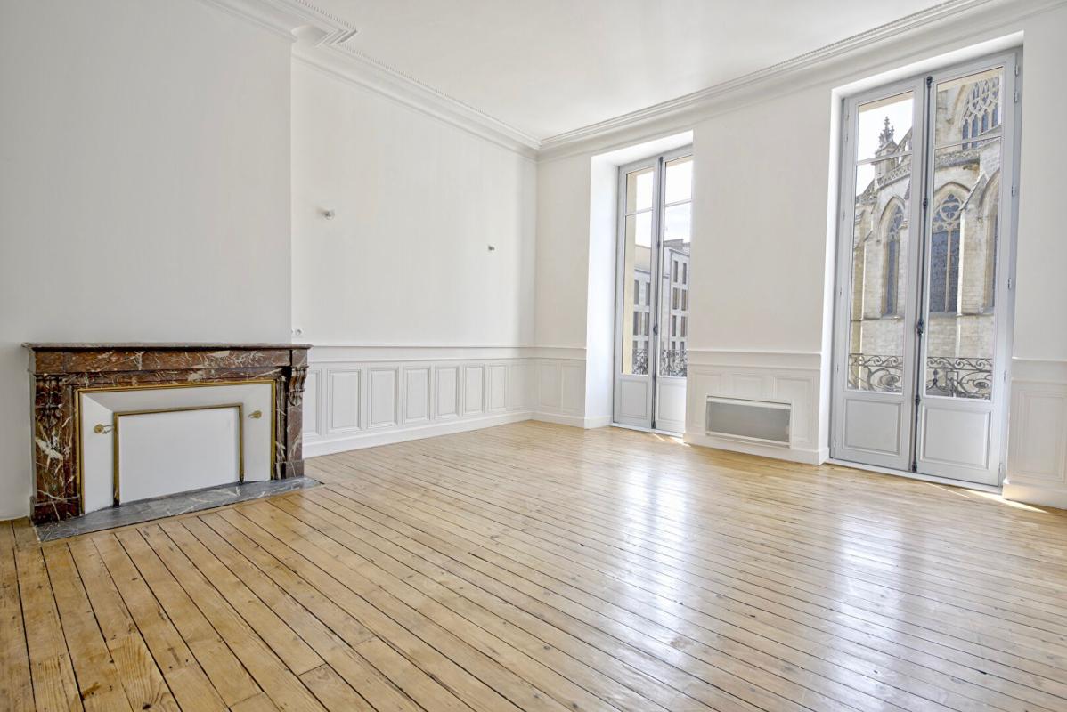 BORDEAUX T2 lumineux 59 m² ? Vue Église Saint-Michel ? Bordeaux centre historique 9