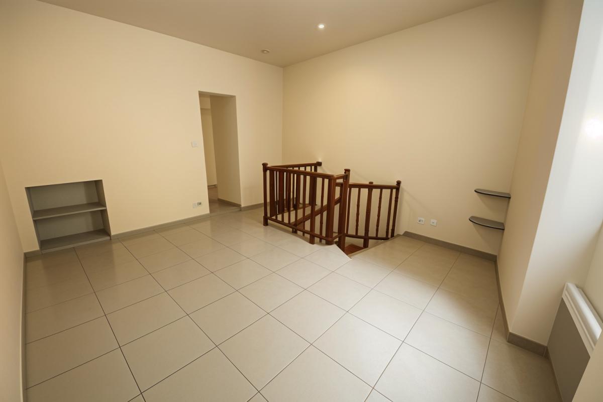 CADENET Immeuble  (local commercial et appartement) à Cadenet  135m² - 197 000 5