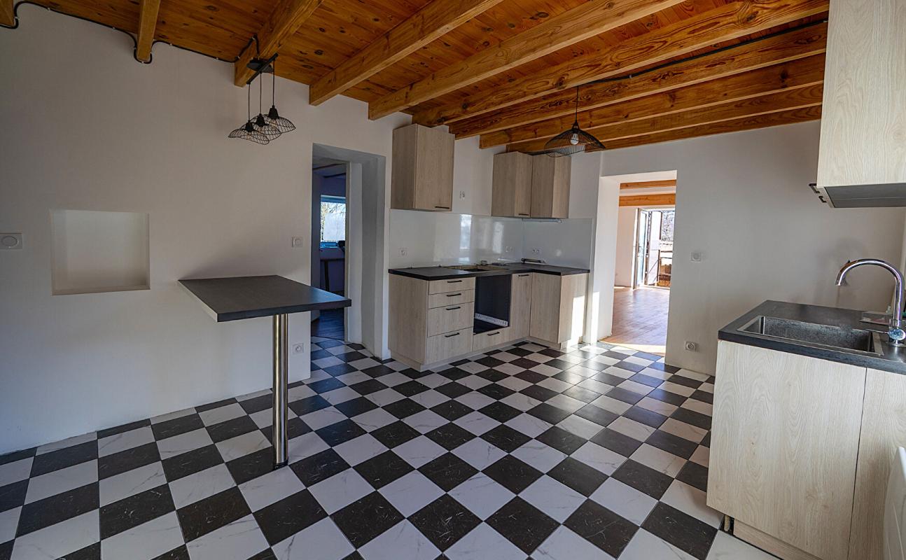 LONGESSAIGNE Maison de caractère : Un balcon sur la nature et un potentiel à sculpter 10