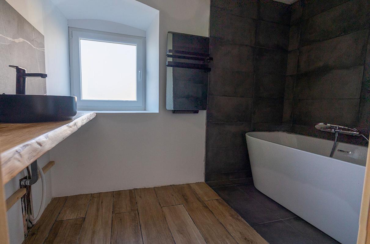 LONGESSAIGNE Maison de caractère : Un balcon sur la nature et un potentiel à sculpter 11