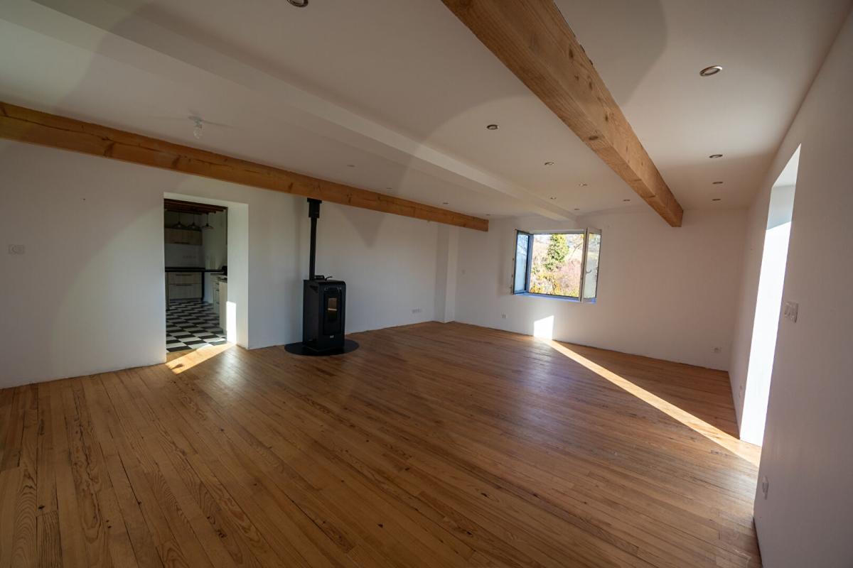 LONGESSAIGNE Maison de caractère : Un balcon sur la nature et un potentiel à sculpter 7